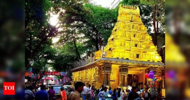 सणाच्या गर्दीमुळे शहर चॉकमध्ये रहदारी आणि जोखीम सुरक्षितता ब्लॉक करा सणाच्या गर्दीमुळे शहर चॉकमध्ये रहदारी आणि जोखीम सुरक्षितता ब्लॉक करा